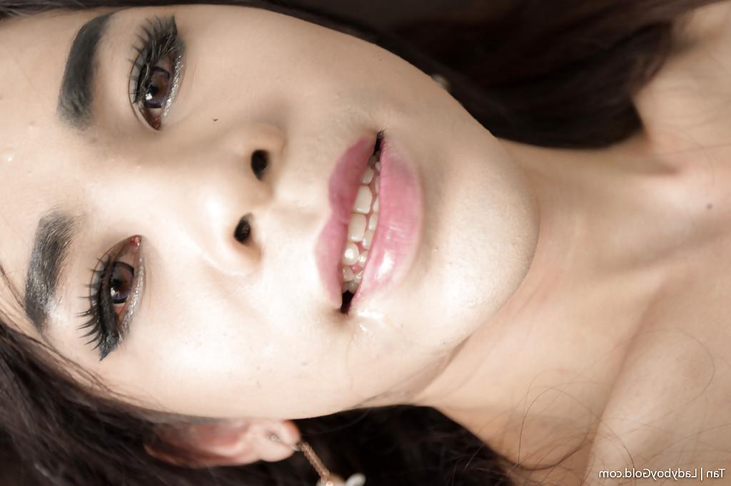 16P La jolie jeune transsexuelle asiatique Tan enlève sa culotte blanche pour se branler.
