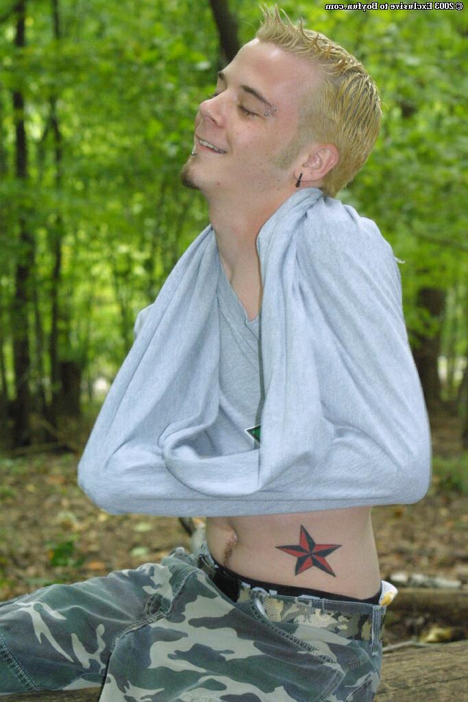 20P A fofa loira gay Jeremiah acaricia seus piercings e se masturba na floresta