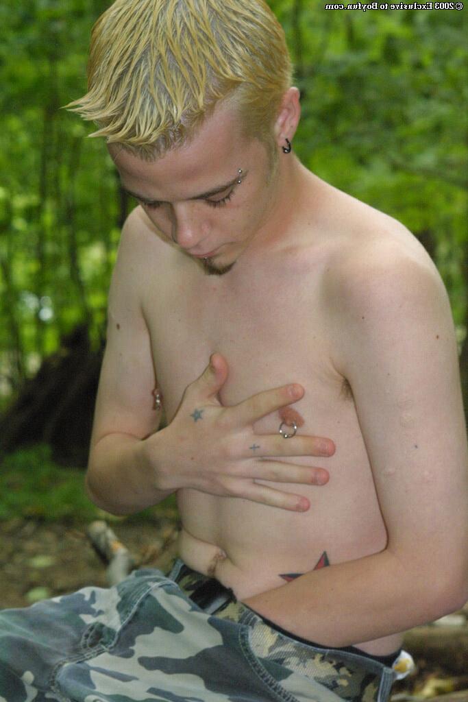 20P A fofa loira gay Jeremiah acaricia seus piercings e se masturba na floresta