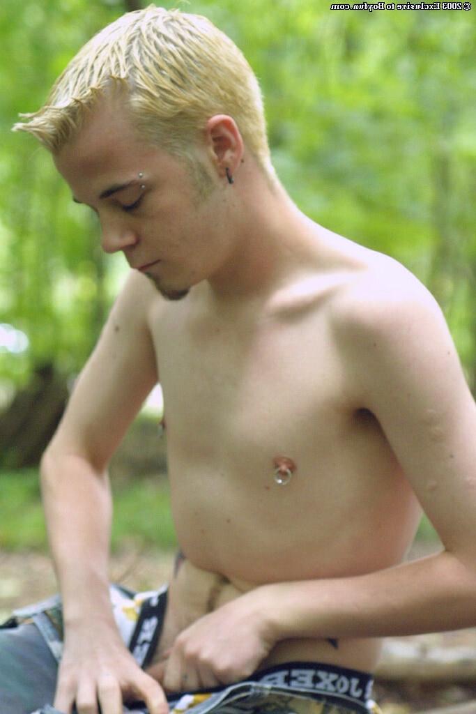 20P A fofa loira gay Jeremiah acaricia seus piercings e se masturba na floresta