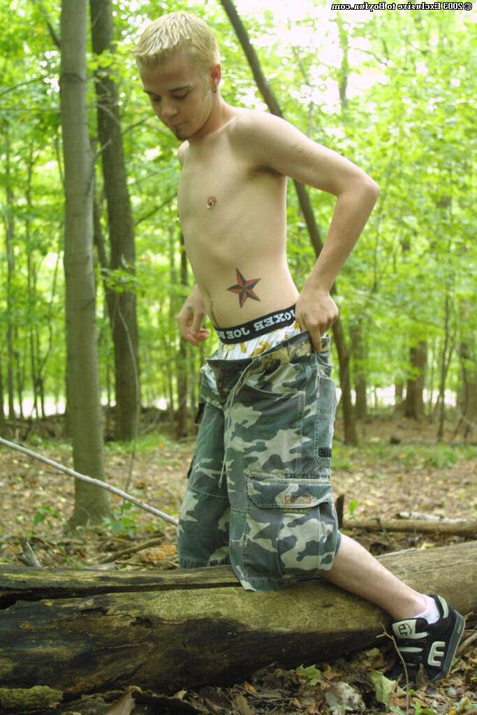 20P A fofa loira gay Jeremiah acaricia seus piercings e se masturba na floresta