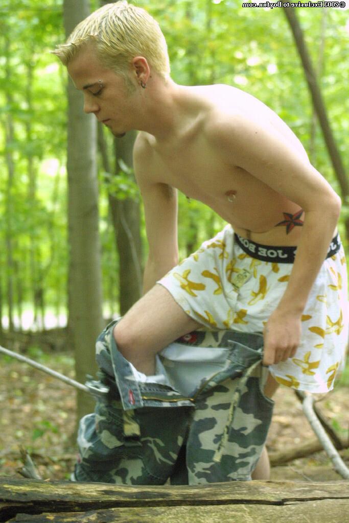 20P A fofa loira gay Jeremiah acaricia seus piercings e se masturba na floresta