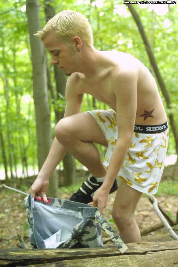 20P A fofa loira gay Jeremiah acaricia seus piercings e se masturba na floresta