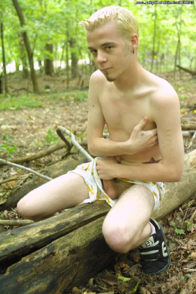 20P A fofa loira gay Jeremiah acaricia seus piercings e se masturba na floresta