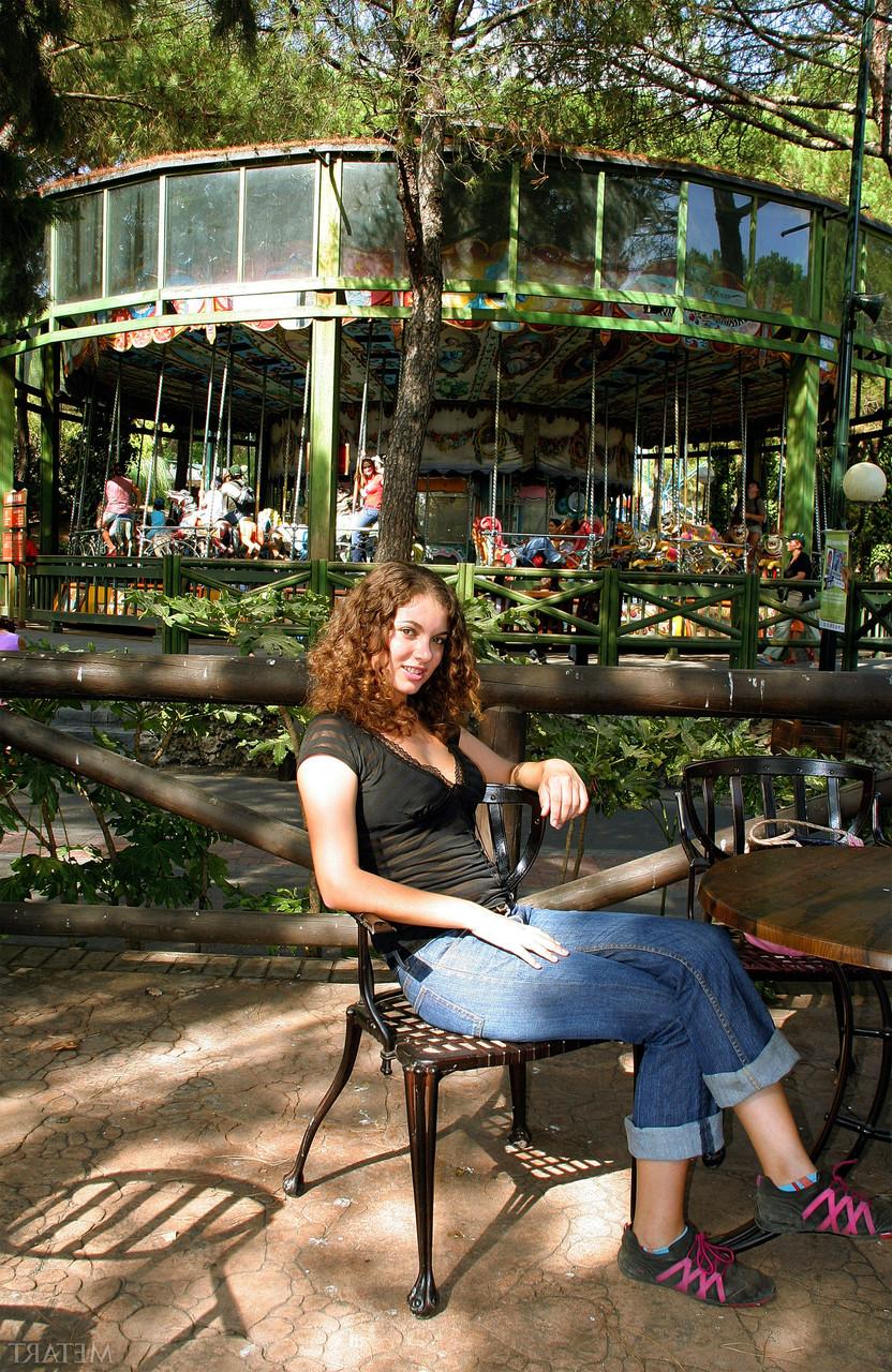 20P La sexy Kyla A hace alarde de sus hermosas tetas al aire libre mientras está completamente desnuda