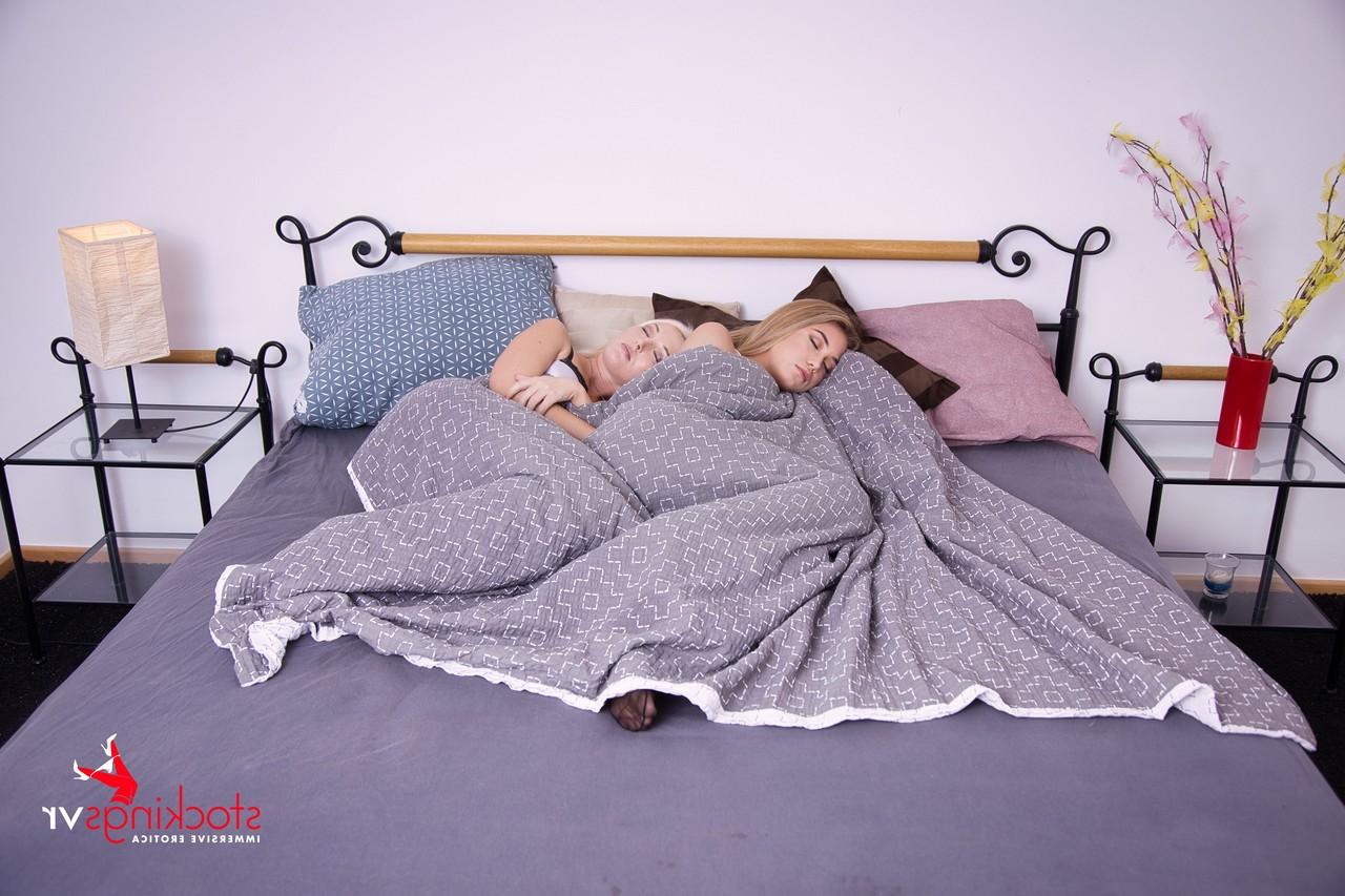 11P As lésbicas Lovita e Rika fazem a sujeira na cama com cintas-ligas e meia-calça
