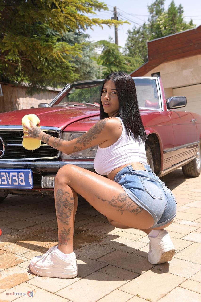 20P Colombian babe Yorgelis Carrillo teases with her big tits before carwash sex