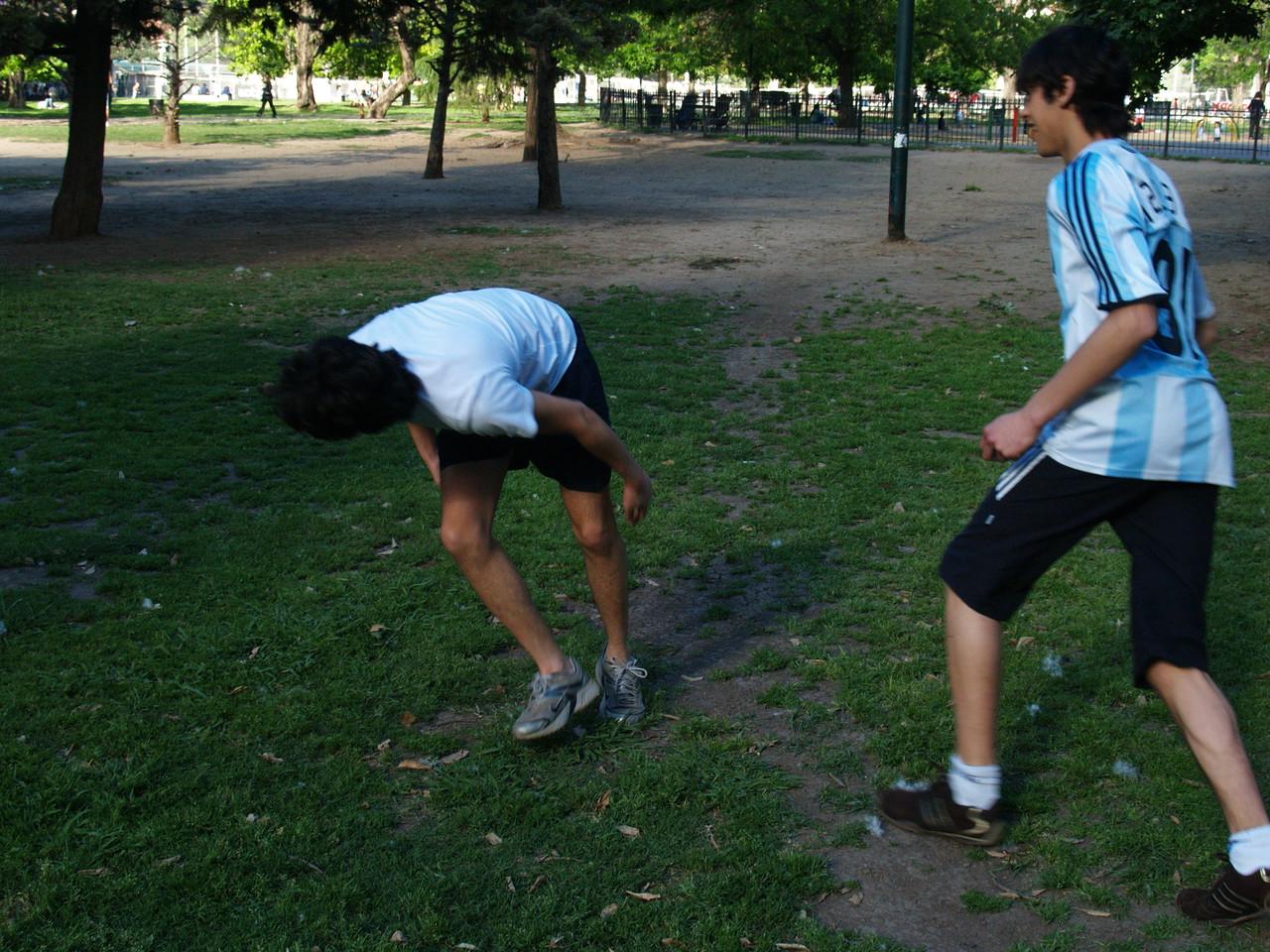 20P Jugadores de fútbol adolescentes participan en una acción anal caliente después de su práctica