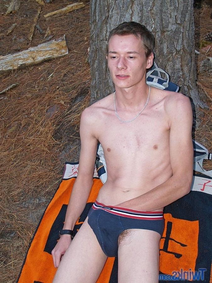 20P 変態スリムイケメンスコット・Mが服を脱いで自然の中でペニスで遊ぶ