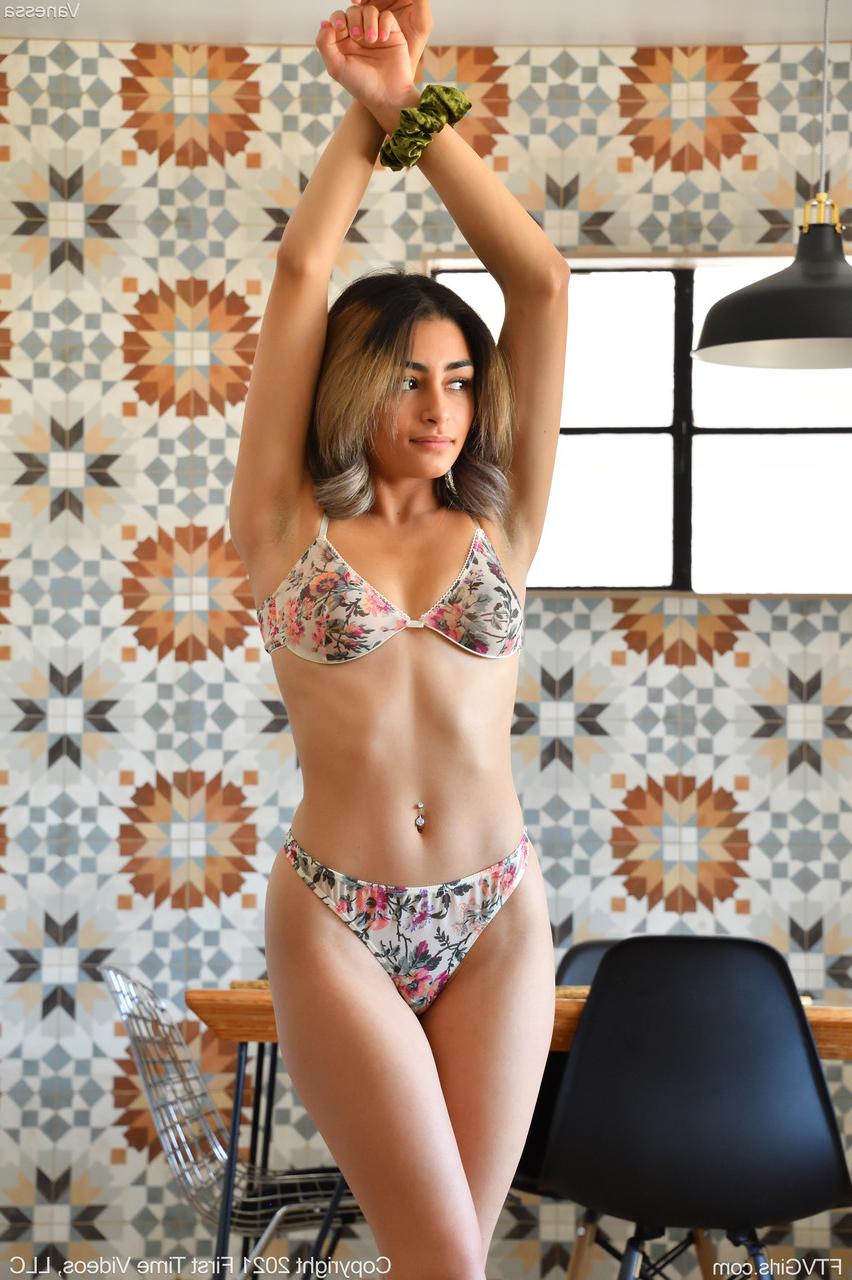 20P La beauté glamour Vanessa se gode et se frotte la chatte en solo