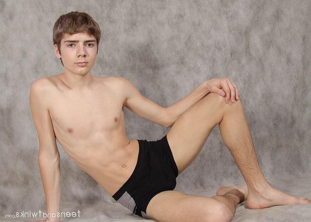 20P Jovencito flaco se desnuda completamente y masturba su dura polla hasta eyacular