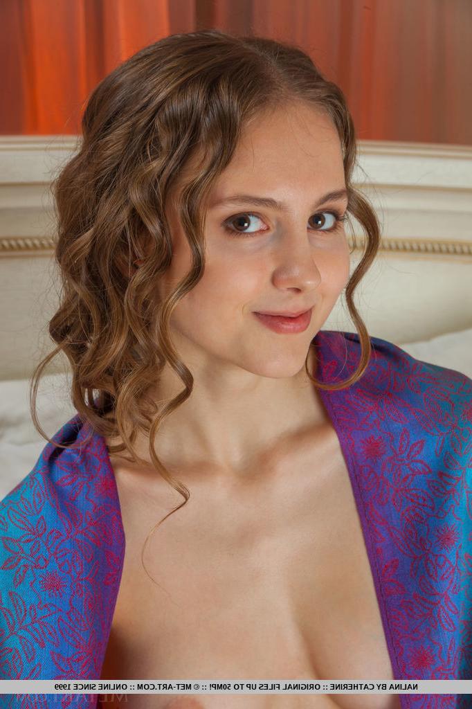 18P Zierliches Babe mit kleinen Brüsten spreizt für ein glamouröses Fotoshooting die rasierte Vagina