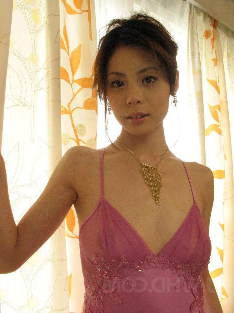 15P La MILF japonaise Natsumi Mitsu se retrouve avec un creampie après une relation sexuelle perverse avec MMF.