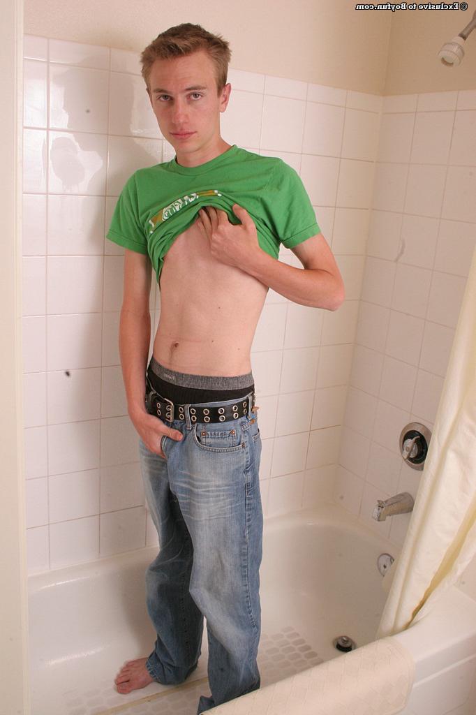 20P El solitario rubio gay Cody se desnuda y se lava su gran polla y su cuerpo en la ducha
