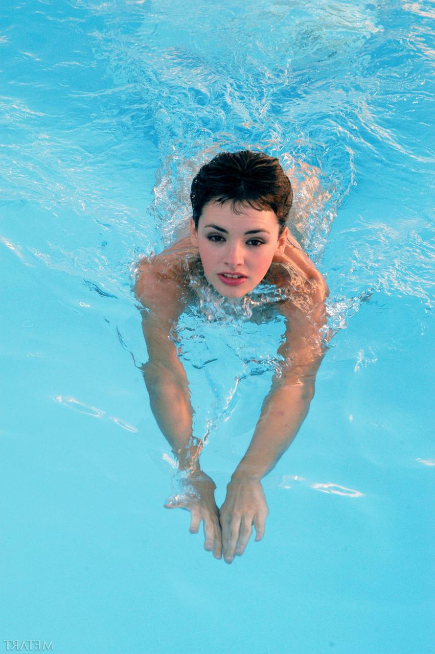 20P Beautiful swimmer Maritza shows her lovely tits & her awesome bush
