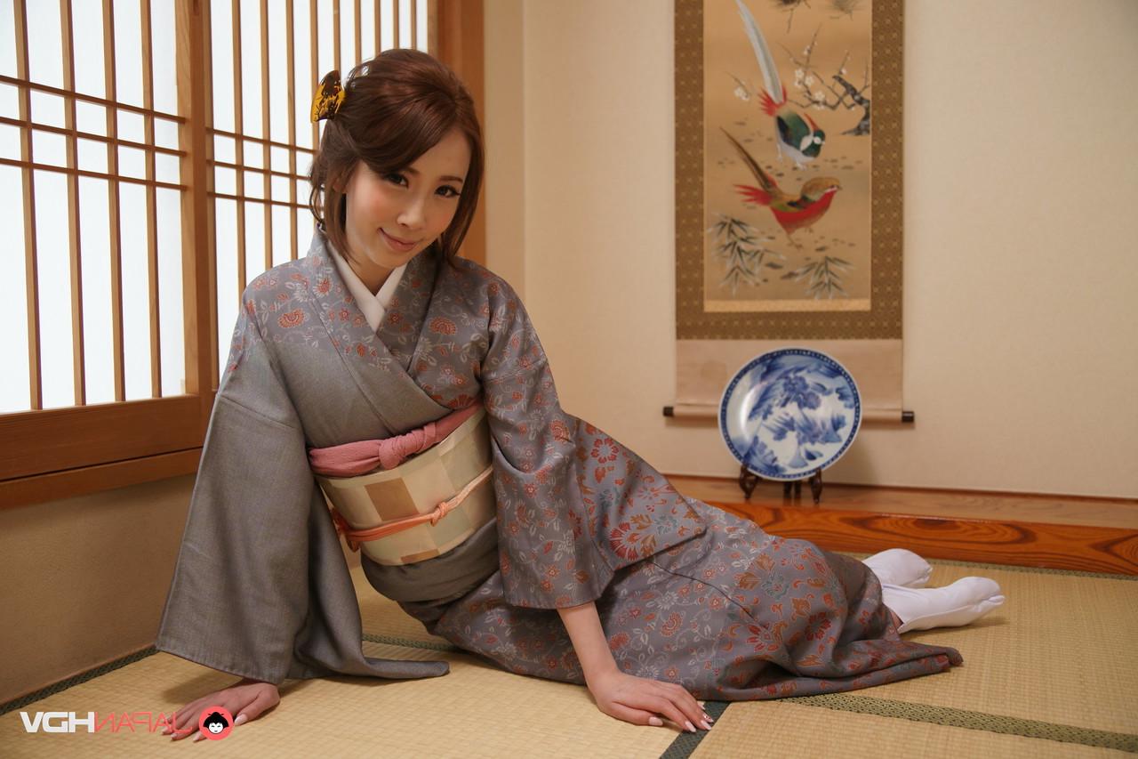 15P Die japanische Schönheit Aya Kisaki modelt bei einem Solo-Shooting traditionelle Kleidung