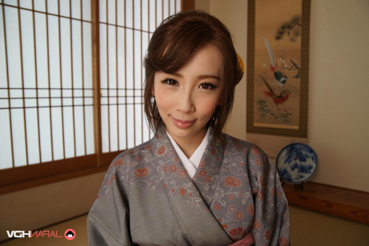 15P Die japanische Schönheit Aya Kisaki modelt bei einem Solo-Shooting traditionelle Kleidung
