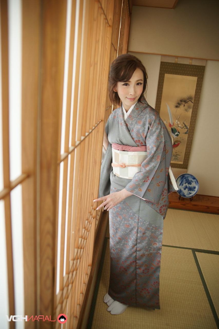 15P Die japanische Schönheit Aya Kisaki modelt bei einem Solo-Shooting traditionelle Kleidung