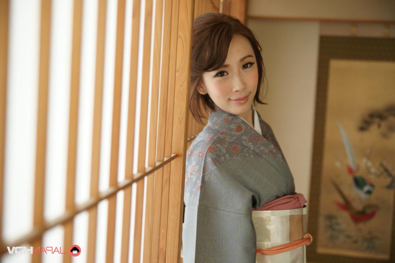 15P Die japanische Schönheit Aya Kisaki modelt bei einem Solo-Shooting traditionelle Kleidung