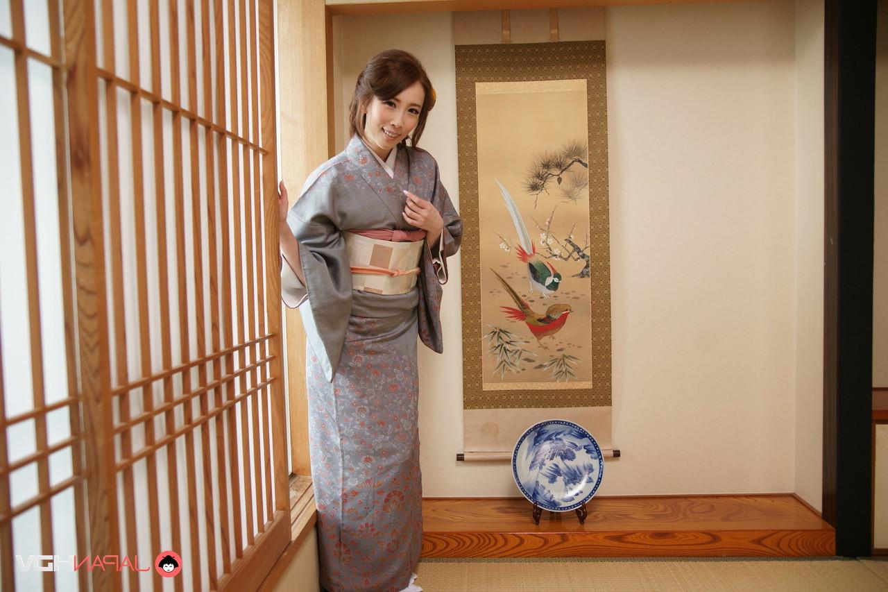 15P Die japanische Schönheit Aya Kisaki modelt bei einem Solo-Shooting traditionelle Kleidung