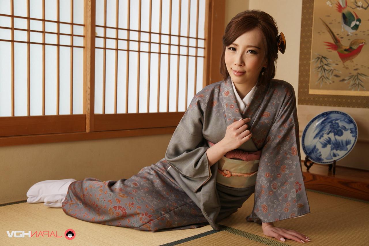 15P Die japanische Schönheit Aya Kisaki modelt bei einem Solo-Shooting traditionelle Kleidung