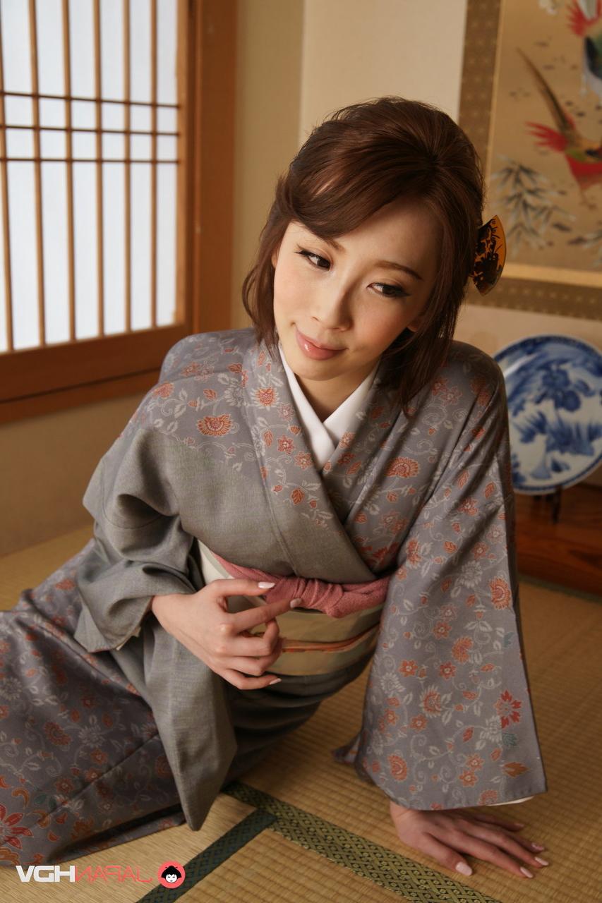 15P Die japanische Schönheit Aya Kisaki modelt bei einem Solo-Shooting traditionelle Kleidung