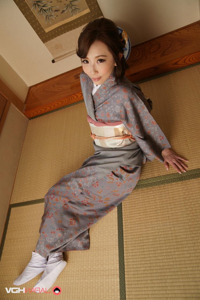 15P Die japanische Schönheit Aya Kisaki modelt bei einem Solo-Shooting traditionelle Kleidung