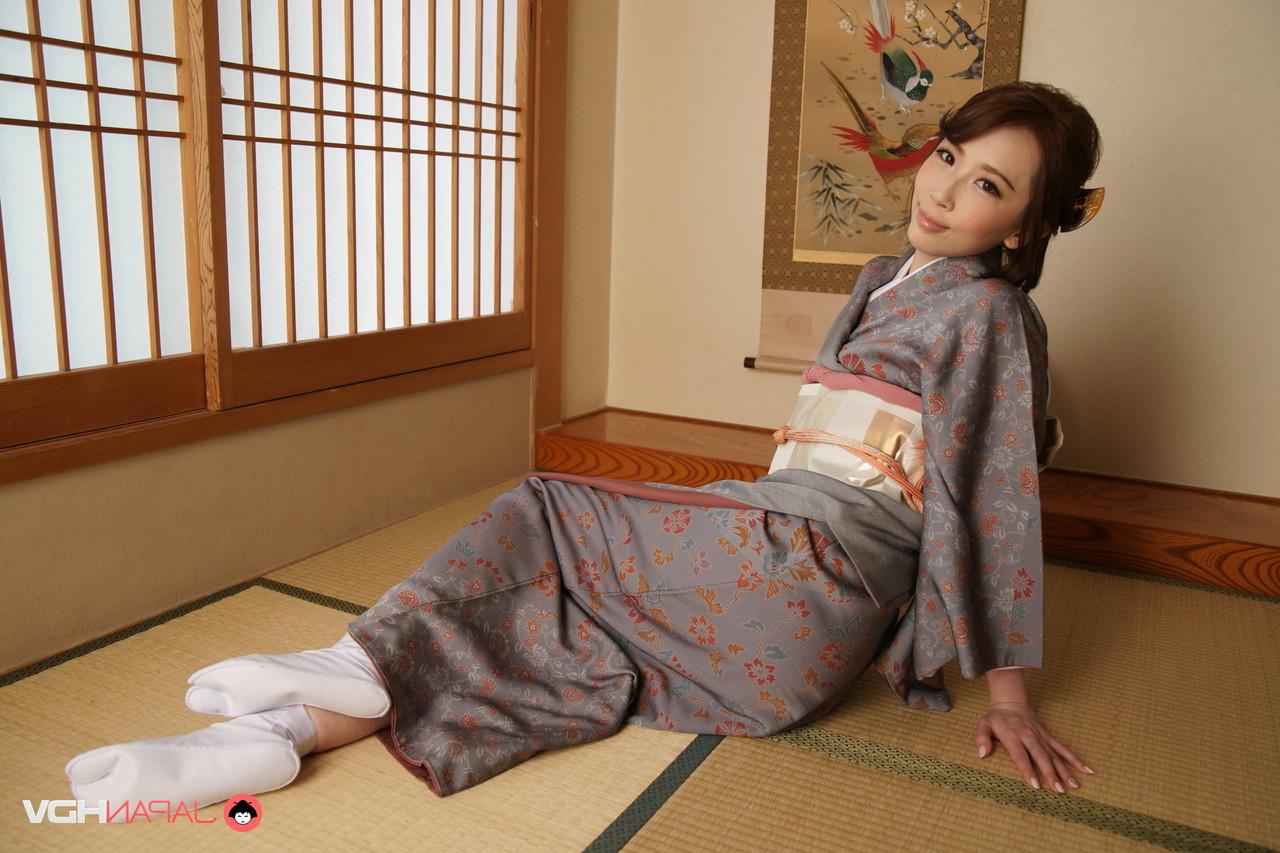15P Die japanische Schönheit Aya Kisaki modelt bei einem Solo-Shooting traditionelle Kleidung