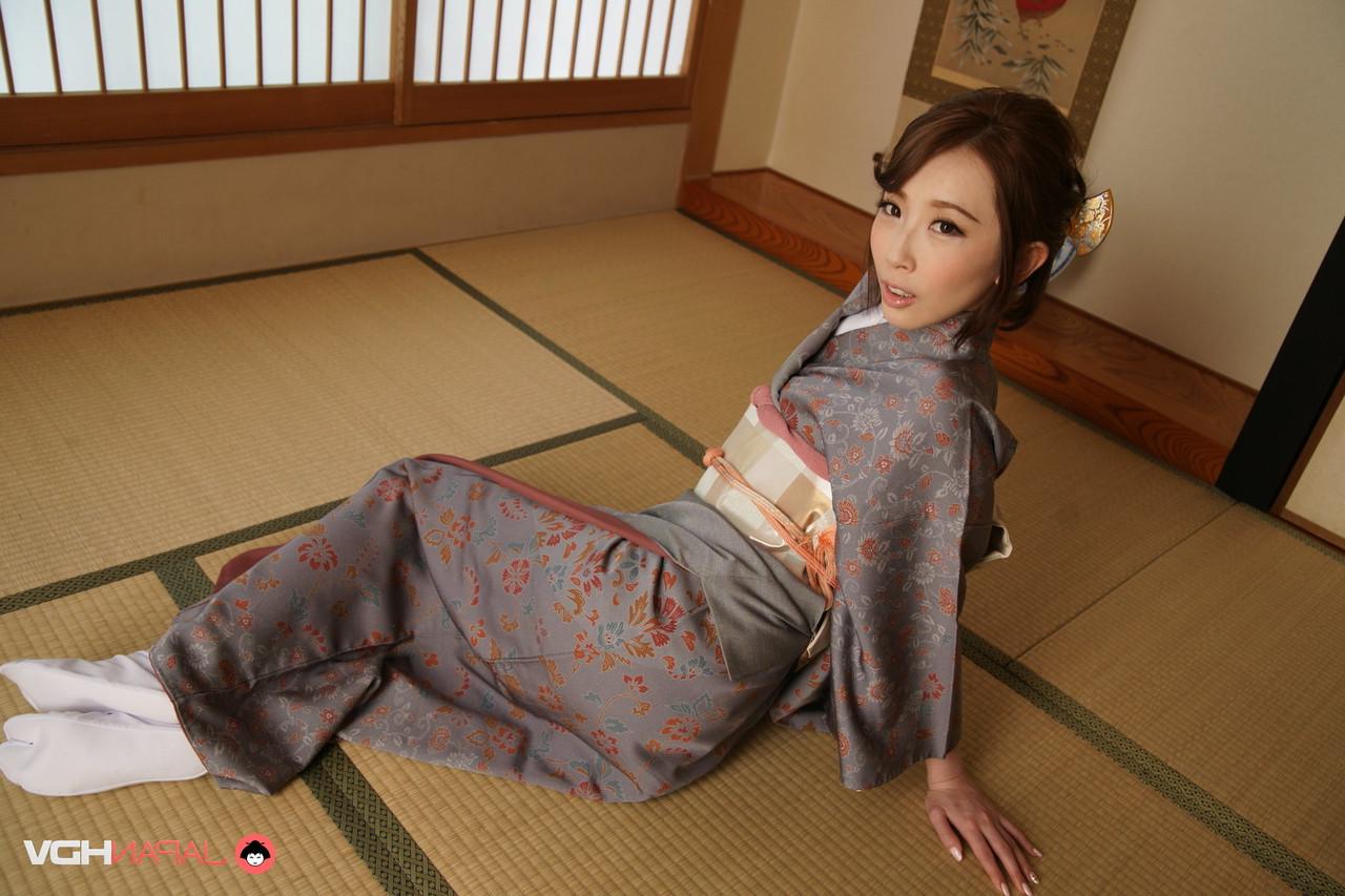 15P Die japanische Schönheit Aya Kisaki modelt bei einem Solo-Shooting traditionelle Kleidung