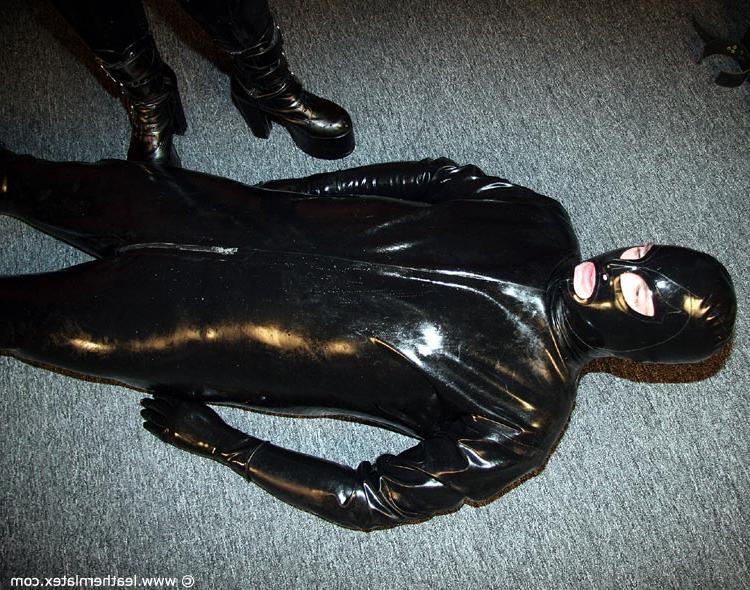 15P Dominant lady flogs a male sub before receiving vaginal pleasure in latex wear