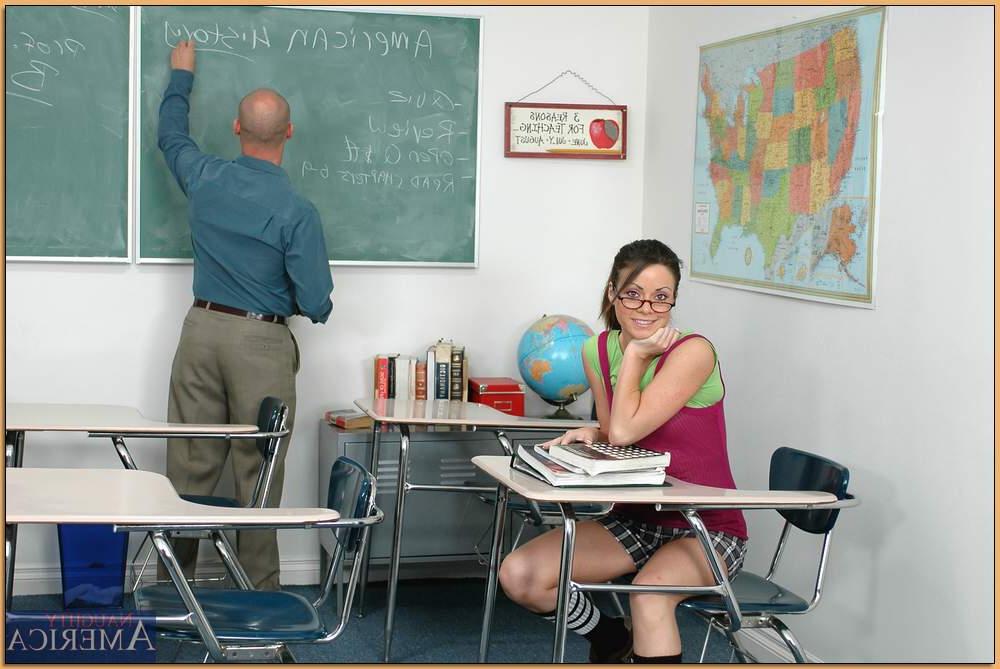 16P La sexy alumna con gafas Isabella Dior follada por su profesor en clase