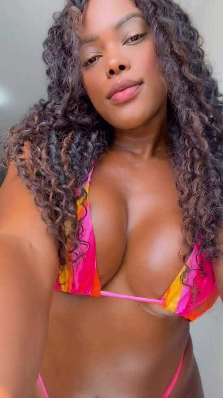 10P Une amatrice sexy montre ses gros seins dans une compilation torride en bikini.
