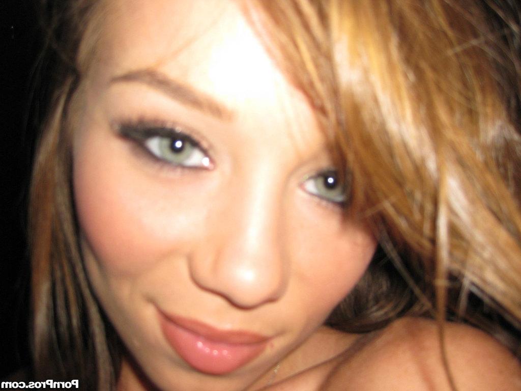 16P La pervertida novia capri anderson se desnuda y juega con su coño rosado