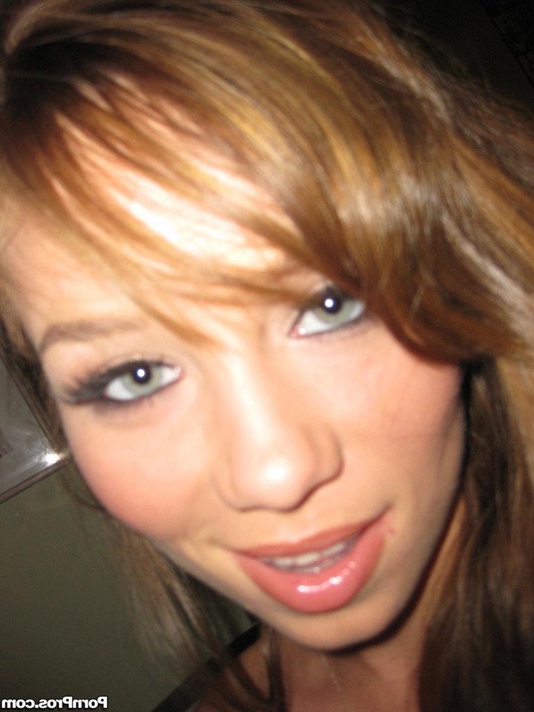16P La pervertida novia capri anderson se desnuda y juega con su coño rosado