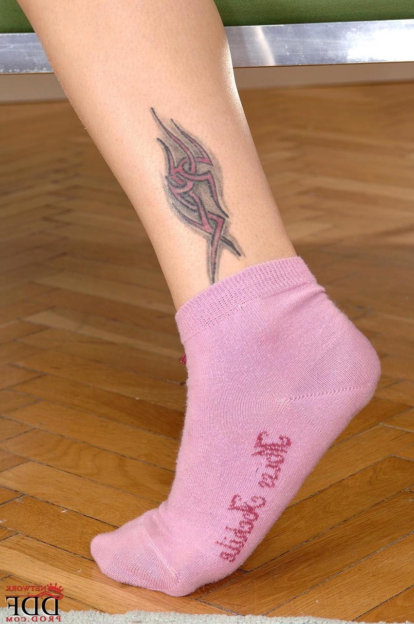 20P Saucy lesbians Netty and Edy Violet fuck each other with their sexy toes