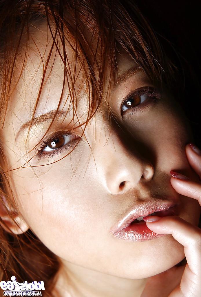 16P Hime Kamiya, petite asiatique avec un joli visage, dévoile sa chatte touffue.
