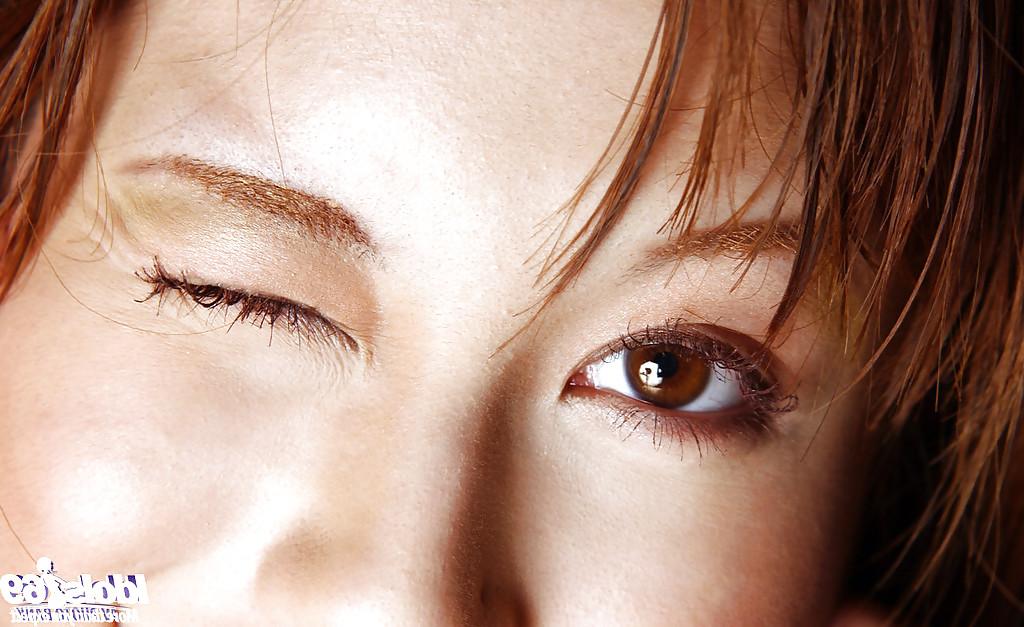 16P Hime Kamiya, petite asiatique avec un joli visage, dévoile sa chatte touffue.