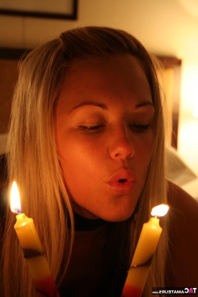 16P Garota loira Aussie Jewel mostra seus peitos enquanto brinca com cera de vela