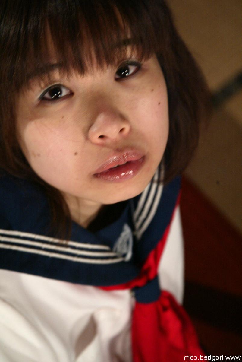 20P A adolescente japonesa morena Misa tem seu regalo raspado e recebe prazer de um dom
