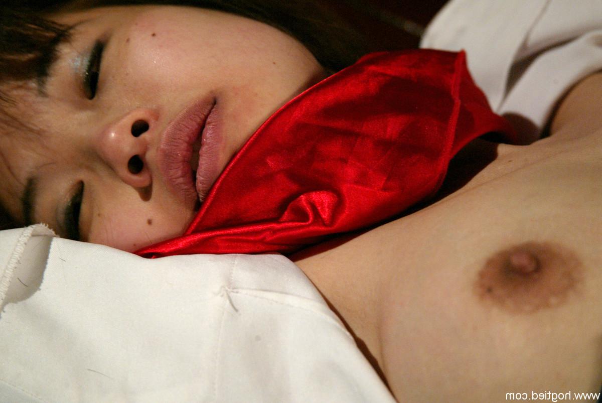 20P A adolescente japonesa morena Misa tem seu regalo raspado e recebe prazer de um dom