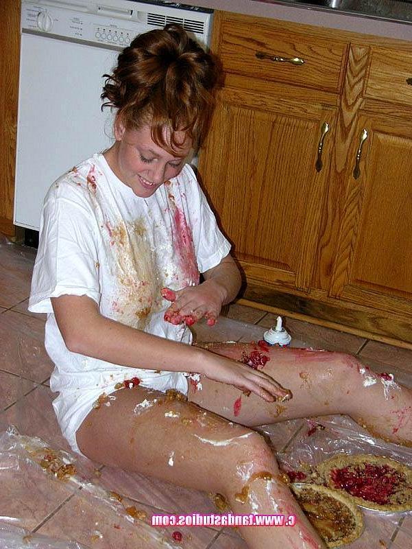 20P Mariah, une amatrice sexy, se met en désordre en jouant avec de la nourriture dans la cuisine.