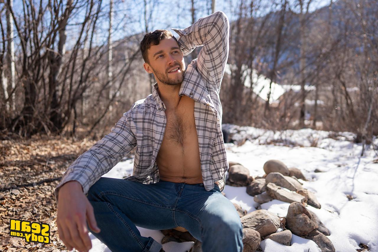 20P Justin et Devy, mecs gays musclés et sexy, baisent passionnément au chalet