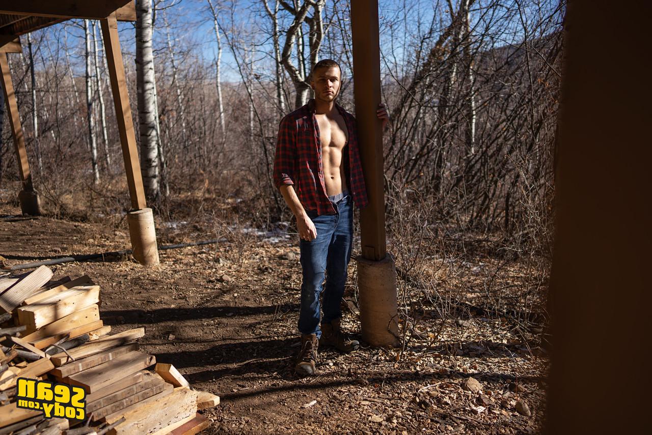 20P Justin et Devy, mecs gays musclés et sexy, baisent passionnément au chalet