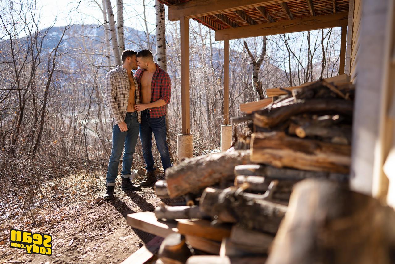 20P Justin et Devy, mecs gays musclés et sexy, baisent passionnément au chalet