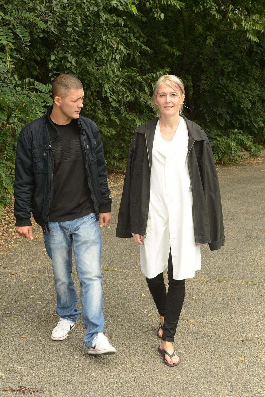 19P Kimberley, blonde mature et coquine, suce et se fait défoncer avant un soin du visage.
