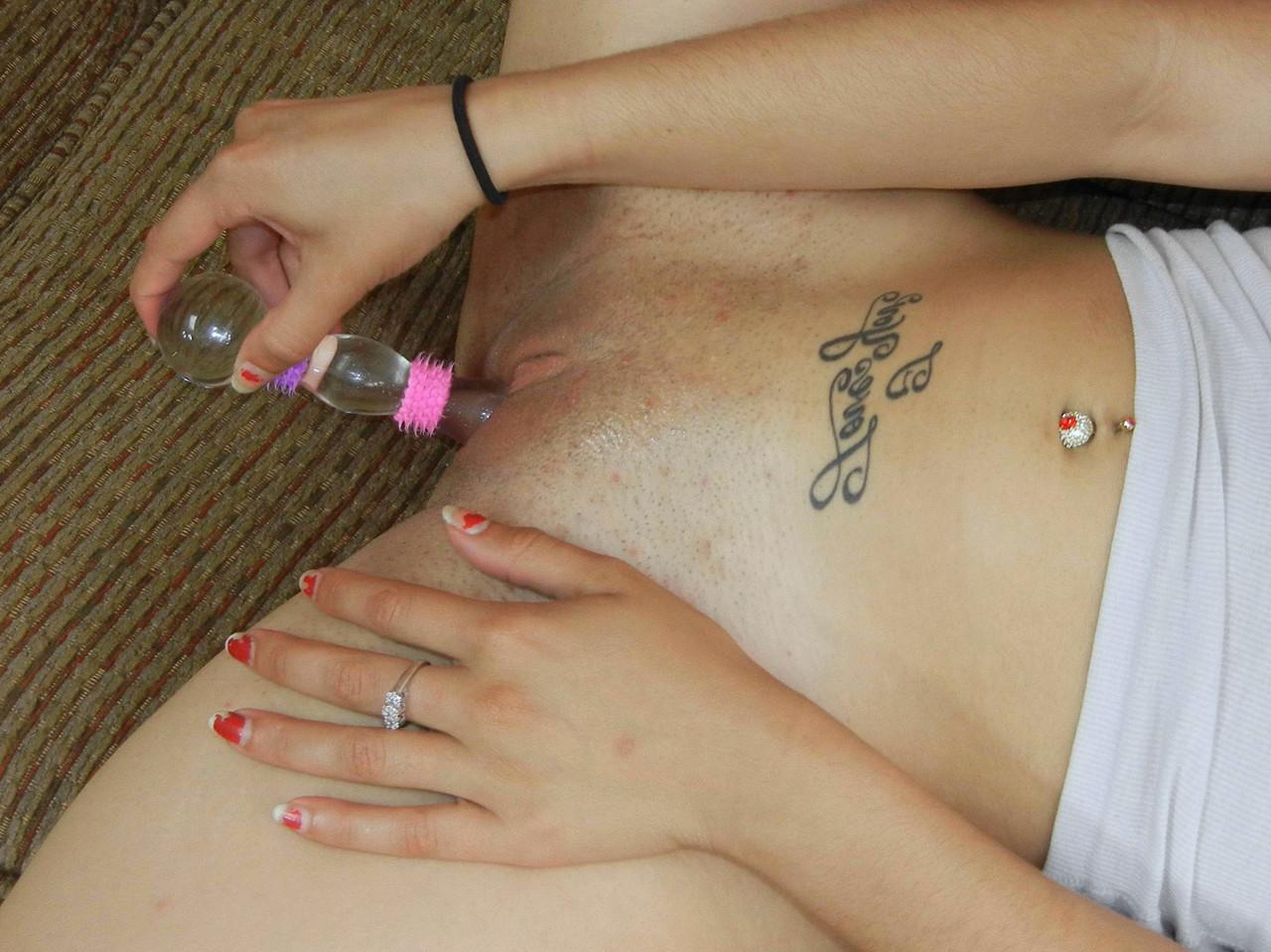 15P A garota latina sexy Sophia se masturba com um brinquedo sexual em um sofá