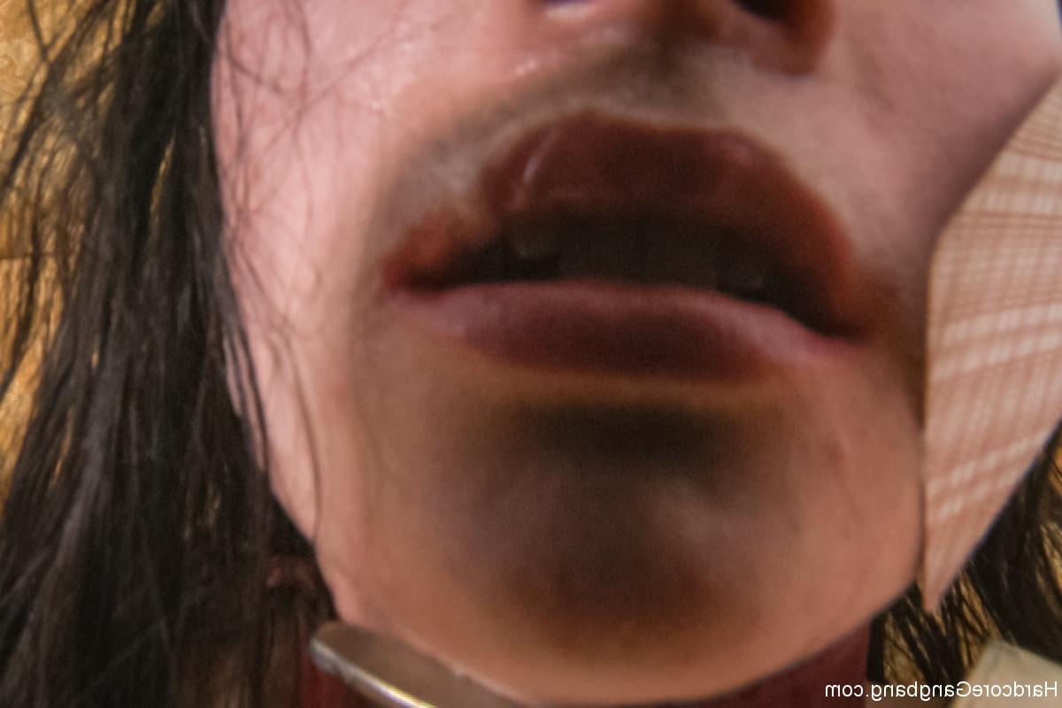 20P La russe en bondage Polly Sunshine se fait analyser et jouir dans la bouche.