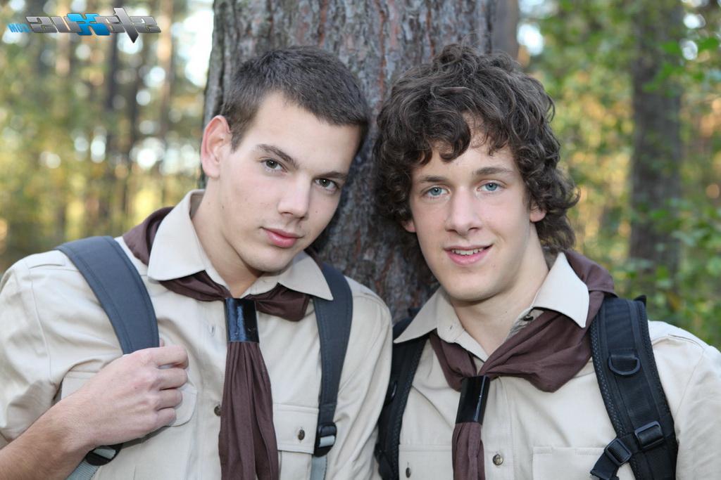 16P Versaute schwule Freund-Scouts bohren sich gegenseitig auf einem Bett in die engen Arschlöcher