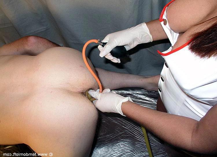15P Enfermeira excêntrica faz um enema em um homem nu depois de inserir um plug anal