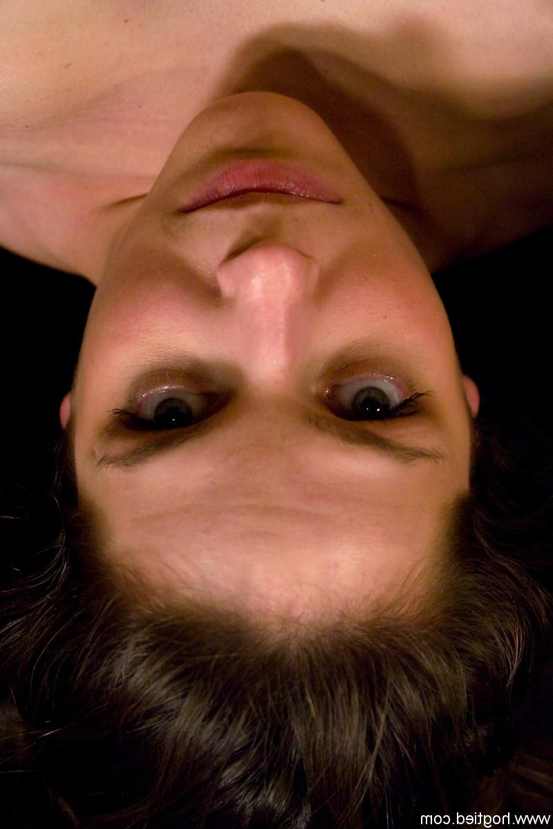 20P A gata excitada Bobbi Starr tem sua vulva molhada e seu ânus brincado em uma pose incomum